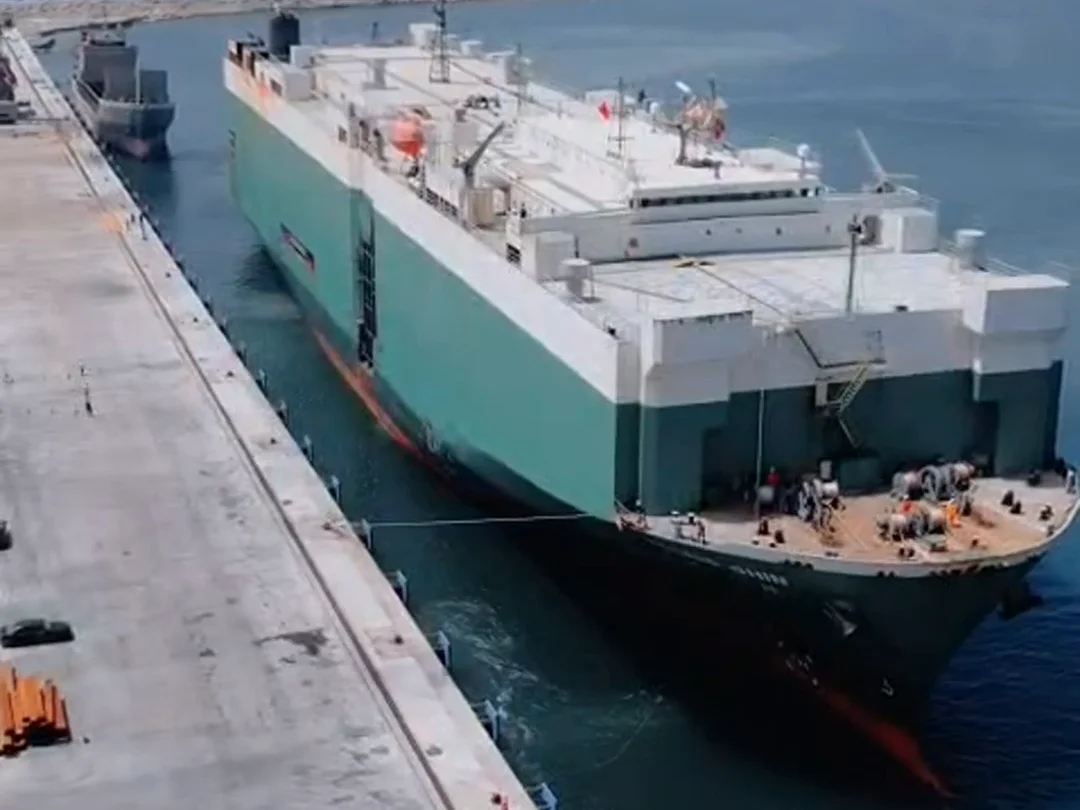 Anije për transport automjetesh në terminalin portual