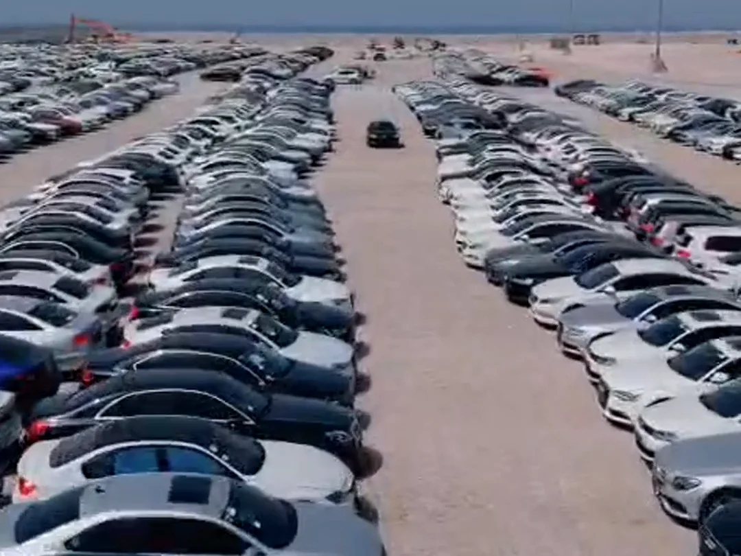 Automjete në një terminal transporti